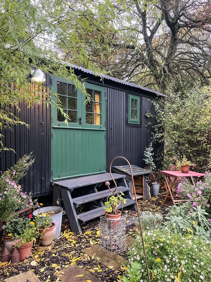 The Rumple Hut located in a green garden